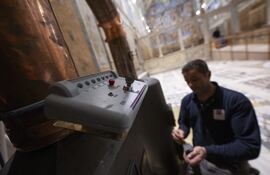 Instalación de la estufa en la Capilla Sixtina del Vaticano con motivo del cónclave, que se iniciará el 7 de mayo.