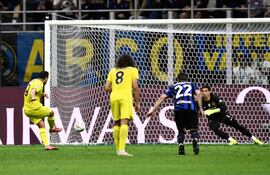 De penal, Pedro puso el empate 2-2 del Lazio sobre el Inter en el minuto 90 del encuentro.