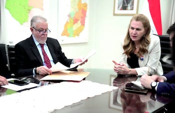 Jorge Brítez, presidente del IPS junto con María Teresa Barán, ministra de Salud.