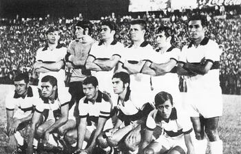 El equipo de Olimpia campeón de 1970. Arriba: Juan Aníbal Bordón, Andrés Rosa Torres, Juan Vicente Lezcano, Ignacio Achucarro, Néstor Sanguinetti y Néstor Benítez. Abajo: Arístides Del Puerto, Lorenzo Espinoza, Benicio Ferreira, Crispín Rafael Verza y Lorenzo Jiménez.