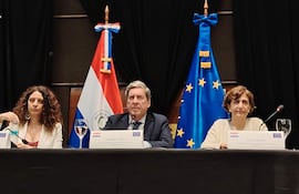 La experta política de la misión, Tania Marqués (i), el jefe de la Misión de Seguimiento Electoral de la Unión Europea (UE), el europarlamentario español Gabriel Mato (c), y la experta legal de la misión, Rosa Mora.