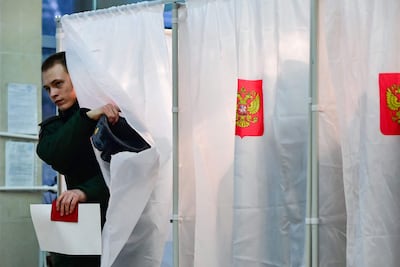 Un soldado ruso vota en la región de Leningrado, este viernes.