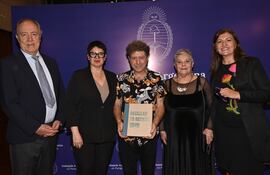 Guillermo Nielsen, embajador de Argentina en Paraguay junto con Emilia López Cristaldo, Zeta Yeyati, Ofelia Fisman y Vanesa Gelman.