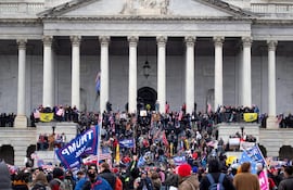 Fotografía de archivo fechada el 6 de enero de 2021 donde aparecen decenas de personas con banderas en apoyo al entonces presidente de los Estados Unidos, Donald J. Trump.