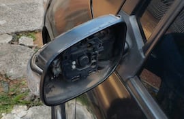 Espejo robado de un vehículo estacionado en el centro de Asunción.