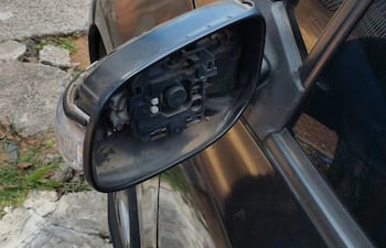 Espejo robado de un vehículo estacionado en el centro de Asunción.