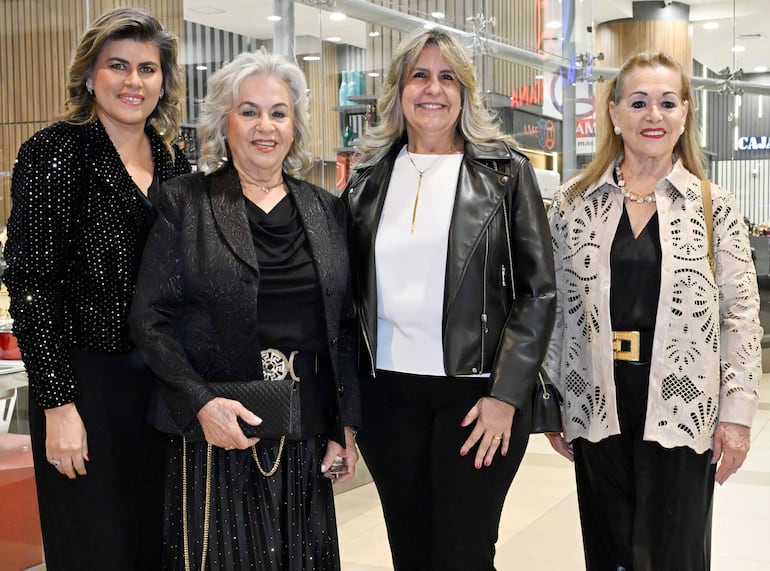 Beatriz Campos, Mercedes Aponte, María Eugenia Harrison y Margarita Aponte en el avant premiere de El Renacer Albirrojo