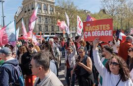 La gente se reúne para protestar contra la Agrupación Nacional tras la condena de la líder del partido de extrema derecha Marine Le Pen, en la plaza de la República de París, Francia, el 6 de abril de 2025.