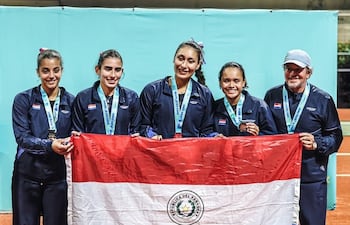 Catalina Delmás (i), Victoria López, Paulina Franco, Leyla Brítez y el capitán Alfredo De Brix, componentes del equipo paraguayo en la BJK Cup.