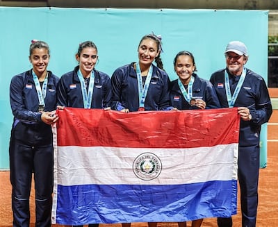Catalina Delmás (i), Victoria López, Paulina Franco, Leyla Brítez y el capitán Alfredo De Brix, componentes del equipo paraguayo en la BJK Cup.