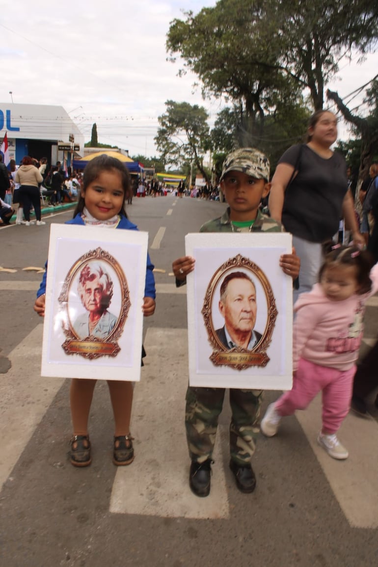 Los pequeños marcaron presencia, rindiendo homenaje a la patria.