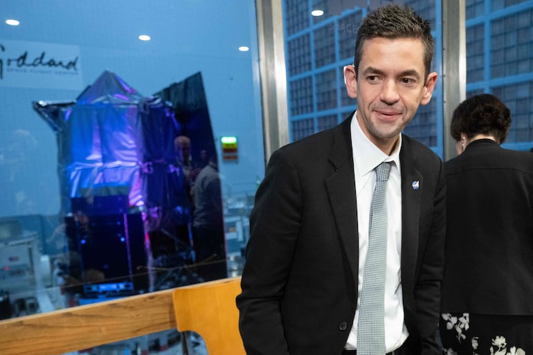El administrador de la NASA, Jared Isaacman, camina frente al telescopio espacial Nancy Grace Roman Space Telescope tras su presentación al público en el Goddard Space Flight Center en Greenbelt, Maryland, el 21 de abril de 2026.