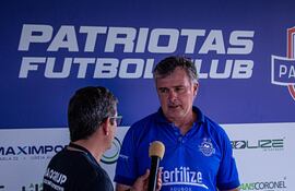 Héctor Fabián Ponce (53 años), entrenador de Patriotas de Hernandarias, el único elenco que lleva puntaje ideal en el Campeonato Nacional B de UFI.