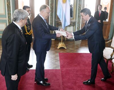 Guillermo Nielsen (izq.) entrega a Santiago Peña sus credenciales como nuevo embajador argentino en Paraguay.
