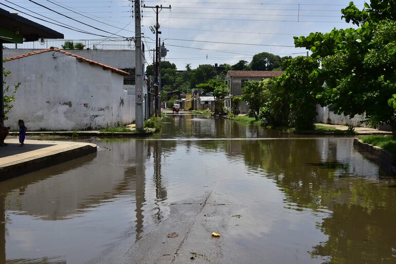 Calles del Bañado Sur continuaba inundada ayer de mañana, impidiendo el tránsito.