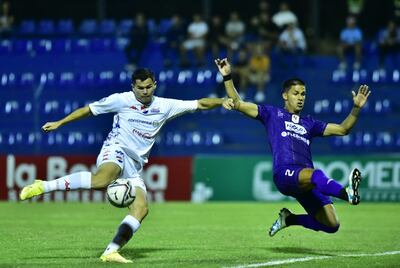 Feliciano Brizuela (i) de Nacional y Alexis Fernández (d) de Tacuary en el Luis A. Giagni.