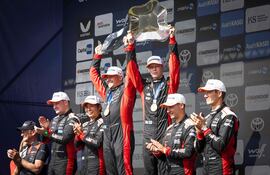 Kalle Rovanperä y Jonne Halttunen (centro) celebran la victoria lograda en casa.