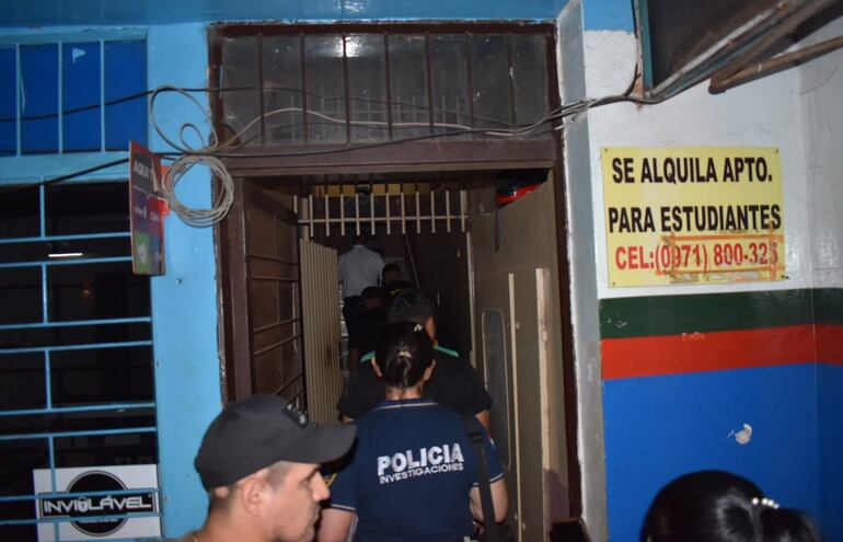 Agentes de la Policía Nacional durante un allanamiento en el marco de la investigación del asesinato de Charles González, el jueves.
