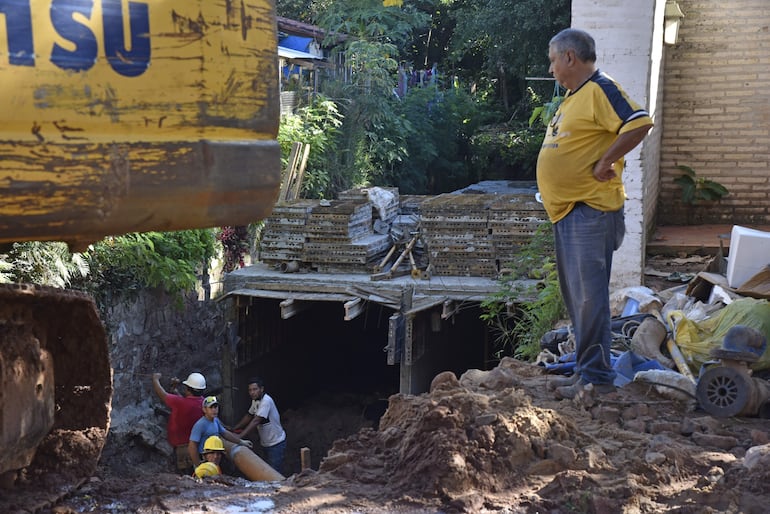 Obreros trabajan en Juan XXIII y Soldado Desconocido, zona de obras del desagüe de Santo Domingo, Asunción.