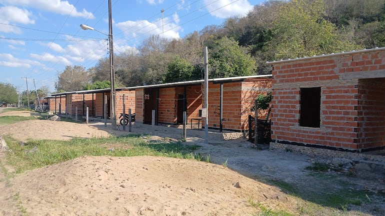 Construcción de casas de ladrillo en comunidad indigena de los Ishir