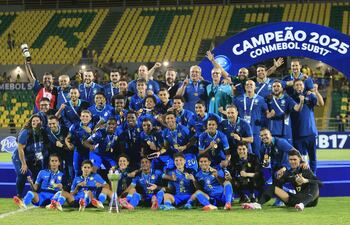 AME8789. CARTAGENA (COLOMBIA), 12/04/2025.- Jugadores de Brasil celebran al consagrarse campeones este sábado, tras un partido de la final del Sudamericano Sub-17 entre Colombia y Brasil, en el estadio Jaime Morón, en Cartagena (Colombia). EFE/ Ricardo Maldonado Rozo