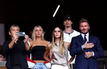 Ken Paves, Harper Beckham, Victoria Beckham, Romeo Beckham y David Beckham asistieron al partido de cuartos de final de la Copa Mundial de la FIFA 2026 entre Noruega e Inglaterra en el Miami Stadium. (Justin Setterfield/Getty Images/AFP)
