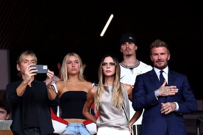 Ken Paves, Harper Beckham, Victoria Beckham, Romeo Beckham y David Beckham asistieron al partido de cuartos de final de la Copa Mundial de la FIFA 2026 entre Noruega e Inglaterra en el Miami Stadium. (Justin Setterfield/Getty Images/AFP)