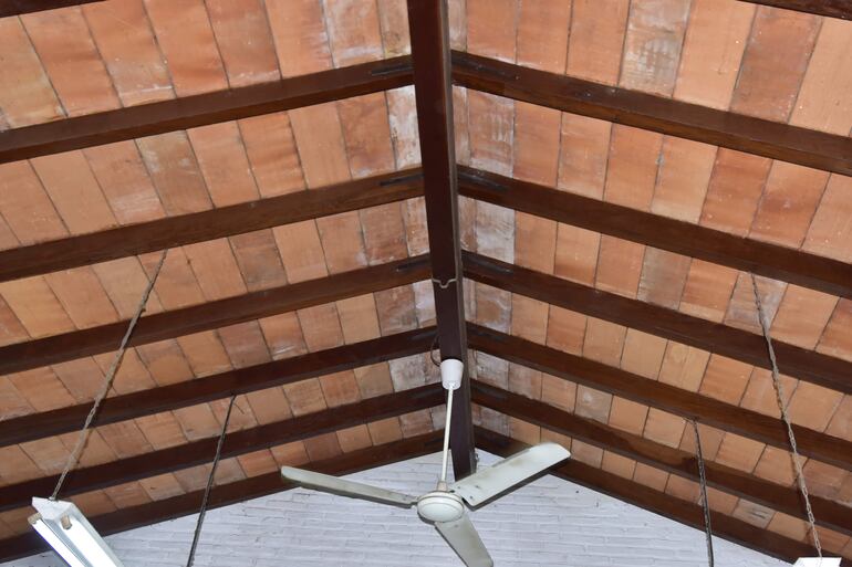 Se observa claramente la humedad en esta sala de la escuela Cerro Corá, de Lambaré.