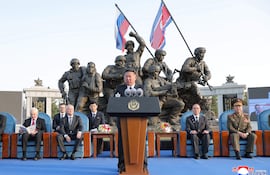 Imagen distribuida por la agencia oficial KCNA en la que se observa al presidente de Corea del Norte, Kim Jong Un, durante un acto oficial en Pyongyang.