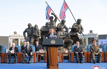 Imagen distribuida por la agencia oficial KCNA en la que se observa al presidente de Corea del Norte, Kim Jong Un, durante un acto oficial en Pyongyang.