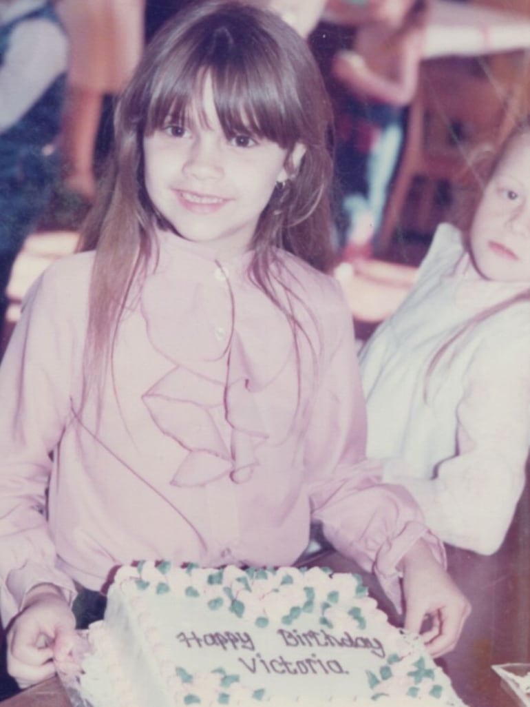 La niña Victoria de la foto, hoy celebra sus 52 años de vida. (Instagram/David Beckham)