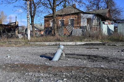 Un misil sin estallar incrustado en una calle de la localidad de Dvorichna, en la región ucraniana de Járkov, el pasado 30 de noviembre.