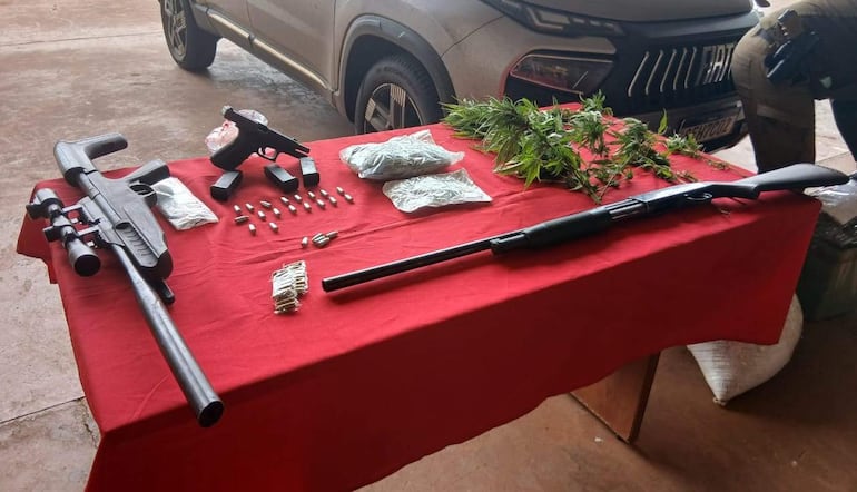 Armas y algunos proyectiles incautados durante un operativo antidrogas en Capitán Bado.