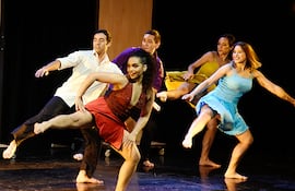 Bethania Joaquinho (de rojo) y parte del elenco con el que presentó la obra “Carmen”, con música de Bizet.