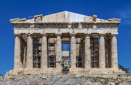 La fachada occidental del Partenón de Atenas luce desde este jueves en su forma más completa de los últimos 220 años, después de que se finalizara la restauración del frontón del oeste del templo y la retirada definitiva de un andamiaje exterior que ocultaba una buena parte del mismo.