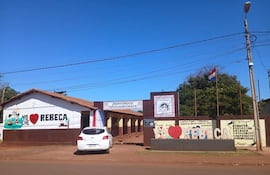 Acceso principal a la Escuela Rebeca Alén, de Pedro Juan Caballero.