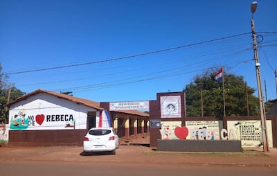 Acceso principal a la Escuela Rebeca Alén, de Pedro Juan Caballero.