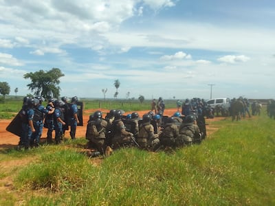 Agentes policiales en la zona de conflicto con campesinos, en estancia Lusipar.