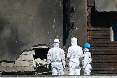 Investigadores examinan el sitio del impacto de un dron ruso en un edificio de apartamentos en Galati, Rumanía.