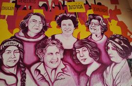 Mural de Kuña Roga en el Centro Municipal de Arte de Encarnación.