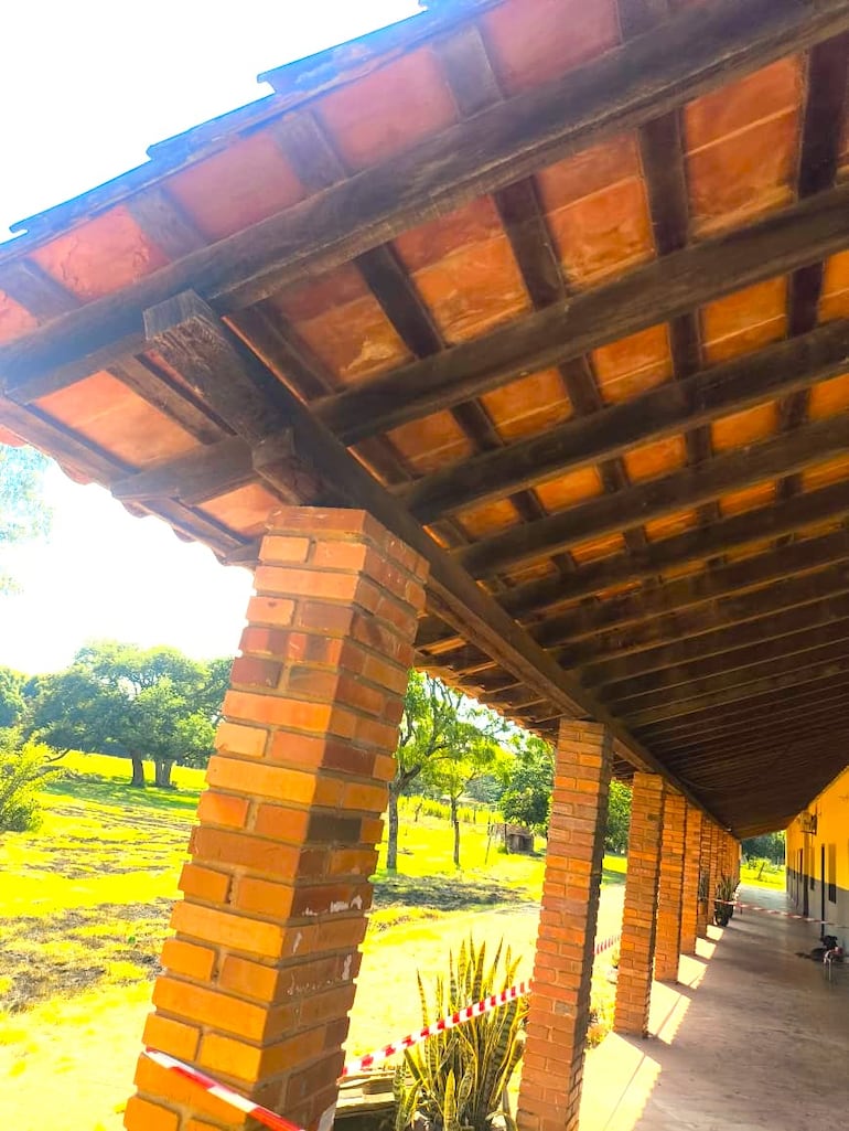 La viga principal de la galería empezó a ceder en la Escuela Básica N° 919 “Prof. Melania Zarza de Ramírez”, de la compañía Aguai’y.