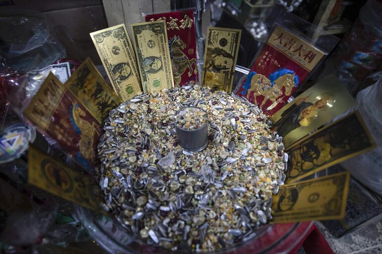Productos esotéricos para rituales de fin de año este martes, en el Mercado de Sonora, en Ciudad de México.