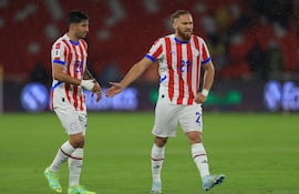 Mathías Villasanti (i) e Isidro Pitta, jugadores de la selección de Paraguay, reaccionan al final del partido frente a Ecuador por las Eliminatorias Sudamericanas 2026 en el estadio Rodrigo Paz Delgado, en Quito, Ecuador.