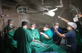 Cesárea a la luz de celulares en el Hospital de Clínicas.