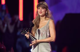 Taylor Swift recibe el premio al Álbum Pop del Año en el escenario durante los iHeartRadio Music Awards 2026 en el Dolby Theatre de Hollywood, California. (Monica Schipper/Getty Images/AFP)
