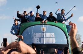 Jugadores de la selección uruguaya sub 20 festejan en un bus por las calles de Montevideo el título mundial de la categoría lograda el domingo pasado en Argentina.