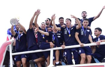 Los jugadores de la selección paraguaya Sub 23 durante la llegada al país después de la conquista del Preolímpico Sub 23 y la clasificación de los Juegos Olímpicos 2024.