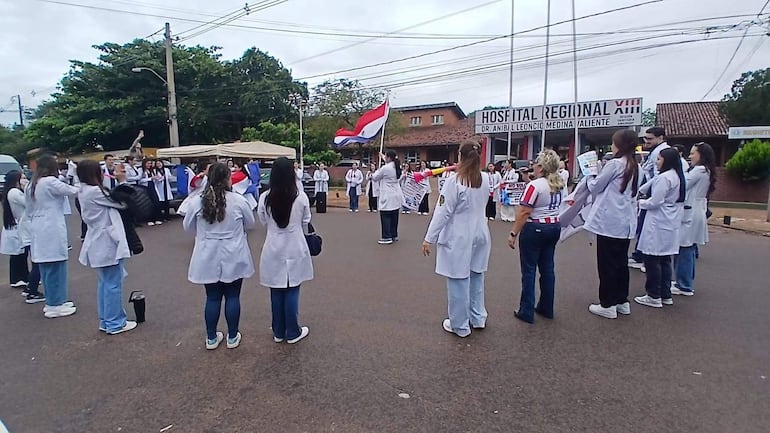 Manifestación de bioquímicos, frente al Hospital Regional de Pedro Juan Caballero.