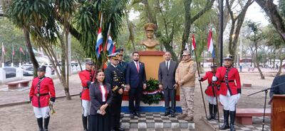 Con una ofrenda de laurel al pie del busto del Mariscal José Félix Estigarribia, ubicado en la Plaza de los Héroes, autoridades locales, representantes de las Fuerzas Armadas, efectivos policiales, estudiantes y miembros de la comunidad recordaron este jueves el 91.º aniversario de la firma del Tratado de Paz que puso fin a la Guerra del Chaco entre Paraguay y Bolivia.