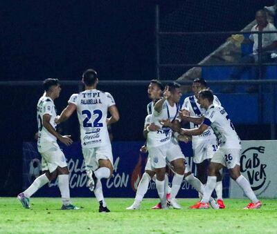 Festejo del primer tanto del encuentro de Cristhian Ocampos, quien celebra junto a sus compañeros.